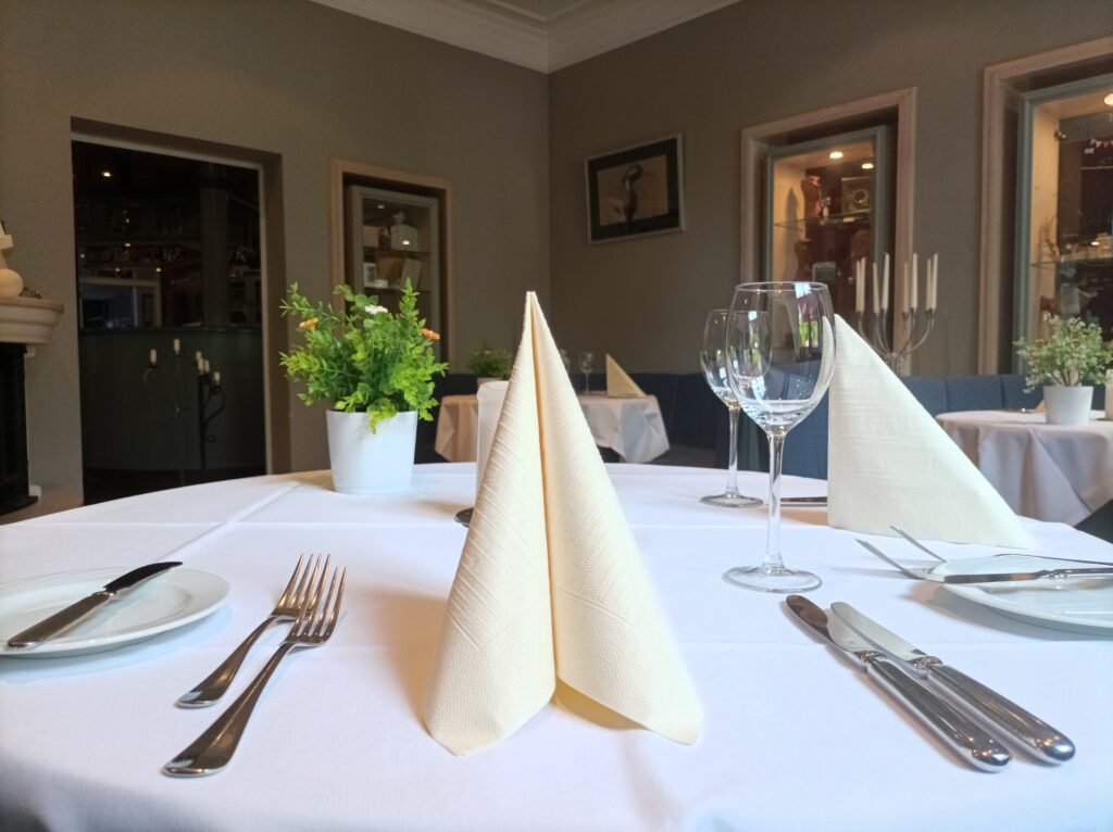 schloesschen-sundische-wiese_restaurant-tisch